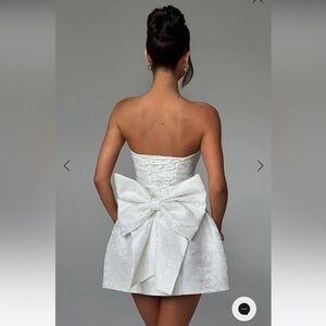 Elegant White Strapless Dress with Bow